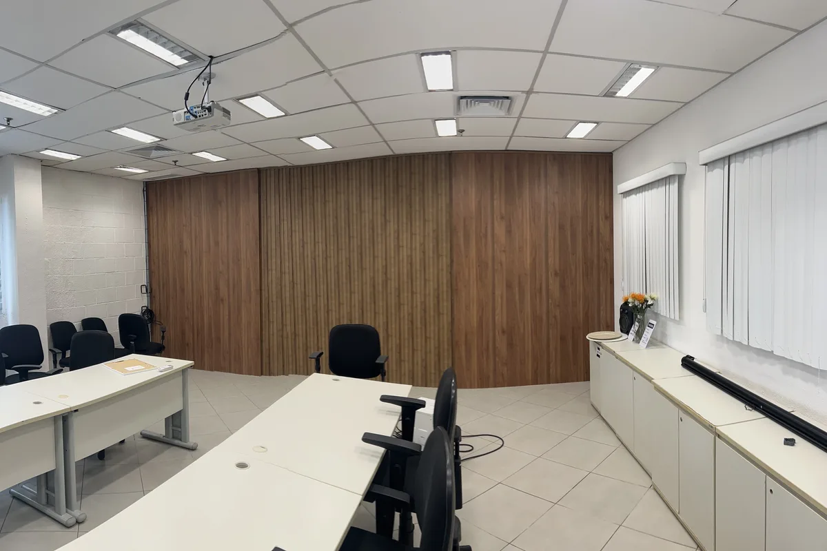 Sala comercial com parede revestida em painéis de acabamento amadeirado