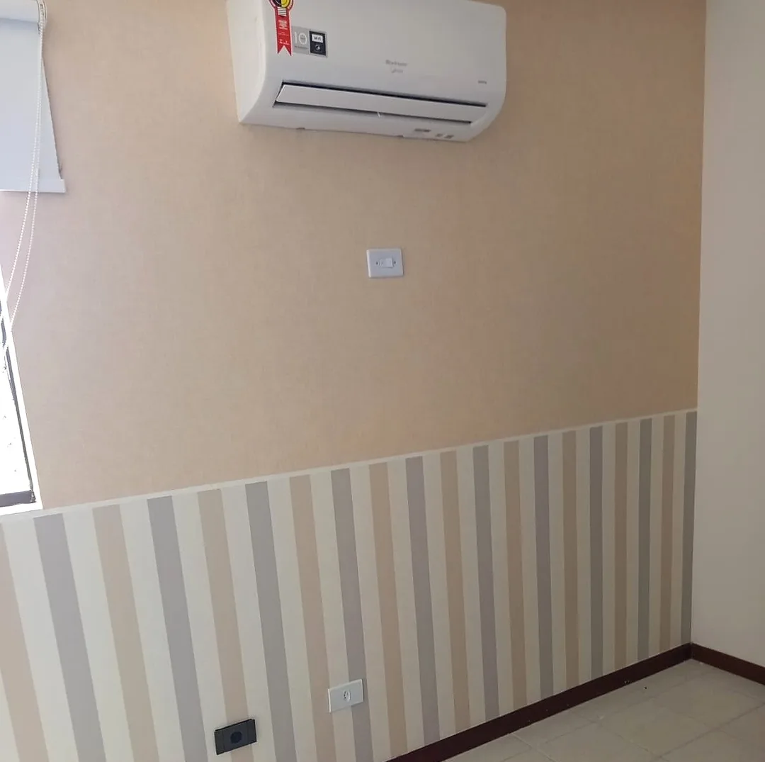 Papel de parede listrado em quarto de casal em Maceió
