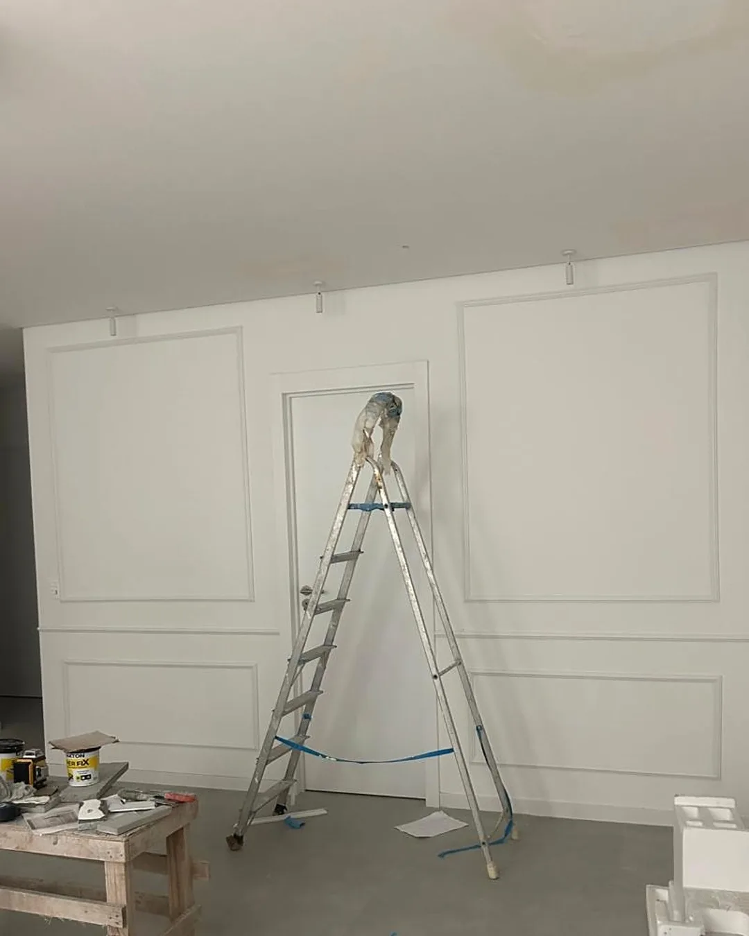 Obra de boiserie em andamento em Maceió, parede com as molduras aplicadas